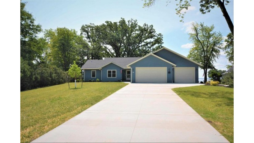 2146 Hickory Lane Oshkosh, WI 54901 by Re/Max On The Water - OFF-D: 920-379-6843 $825,000