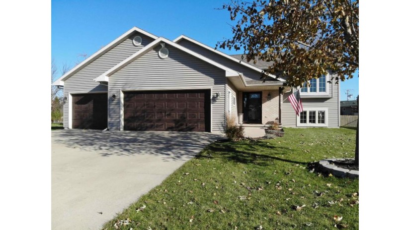 840 Carissa Court Omro, WI 54963 by Shiny Key Realty, LLC $389,900