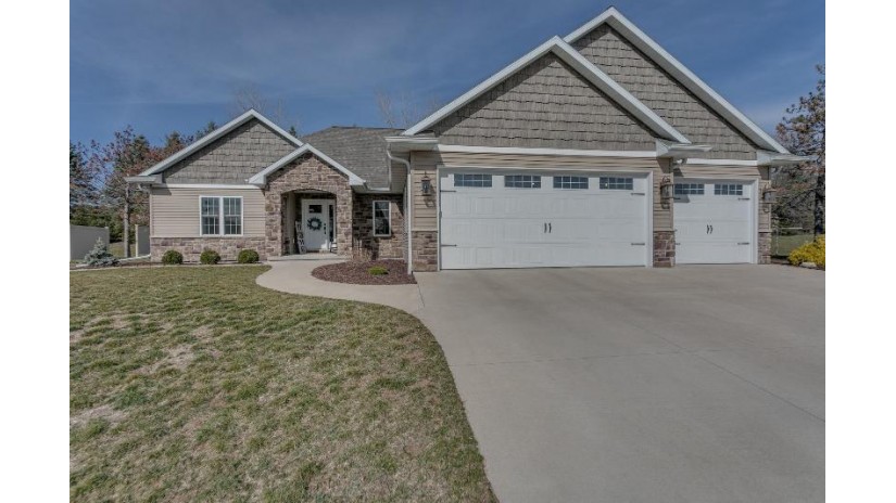 431 N Pine Grove Lane Hortonville, WI 54944 by Coldwell Banker Real Estate Group $524,900