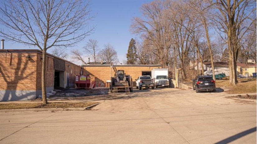 4200 W Kiehnau Avenue Milwaukee, WI 53209 by Fireside Realty, LLC - Office: 920-360-4866 $395,000