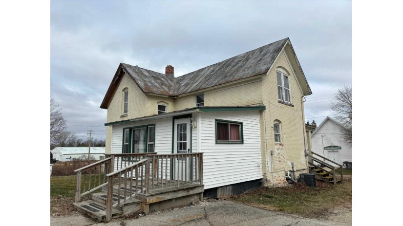 117 E Maple Street Lena, WI 54139 by Signature Realty, Inc. $155,000