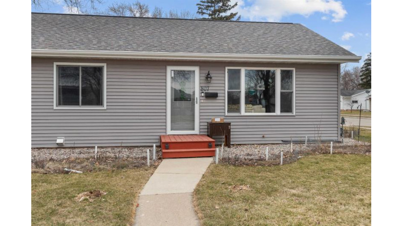 807 E Harding Drive Appleton, WI 54915 by Beckman Properties $275,000