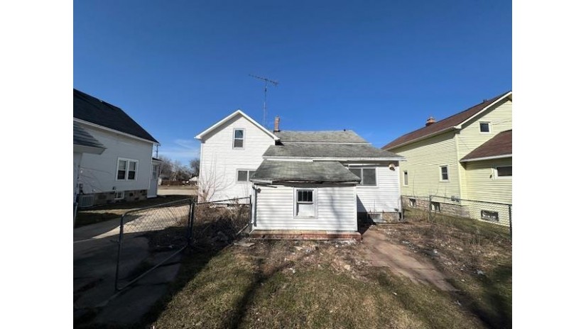 927 W 10th Avenue Oshkosh, WI 54902 by Keller Williams Green Bay - OFF-D: 920-309-1037 $89,000