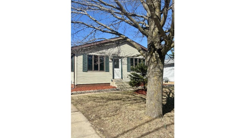 1813 Division Street New London, WI 54961 by Coaction Real Estate, Llc $285,000