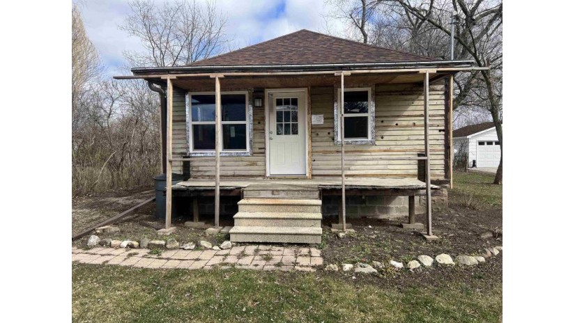 1724 Minnesota Avenue North Fond Du Lac, WI 54937 by Re/Max Heritage $69,900