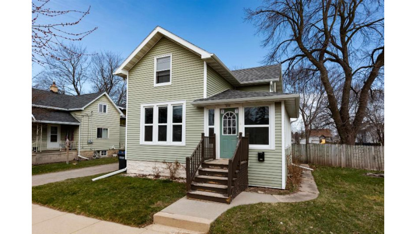 654 W 11th Avenue Oshkosh, WI 54902 by Realty One Group Haven - OFF-D: 920-279-6103 $199,900