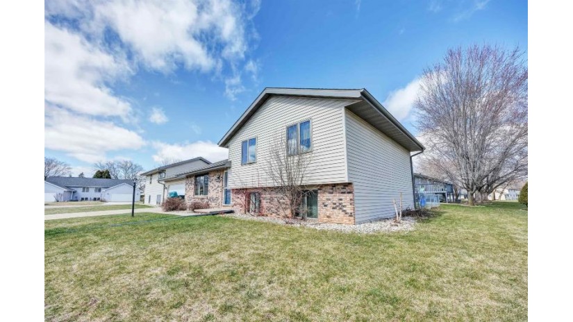 2704 W Glenwood Drive Grand Chute, WI 54914 by Take Action Realty Group, Llc $249,900