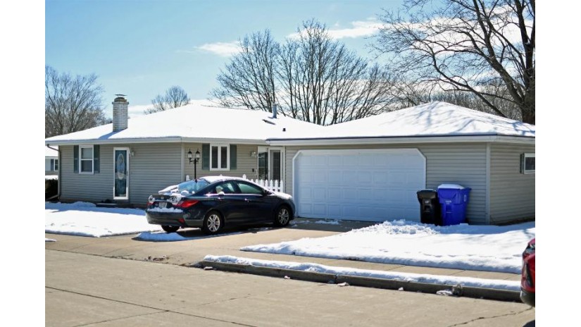 2735 N Elmwood Court Appleton, WI 54911 by Design Realty - OFF-D: 920-819-2158 $258,000