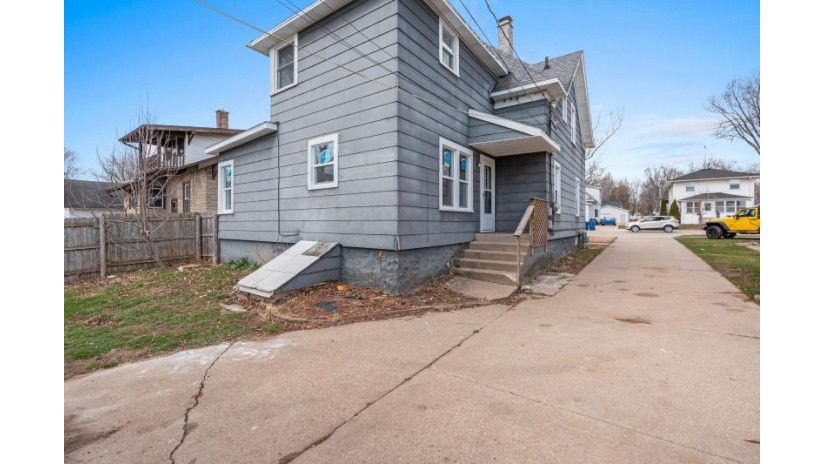 186 N Main Street Clintonville, WI 54929 by Ruesch Realty $169,900