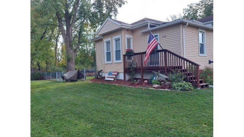 614 Michigan Street Omro, WI 54963 by First Weber, Realtors, Oshkosh - OFF-D: 920-379-6573 $215,000