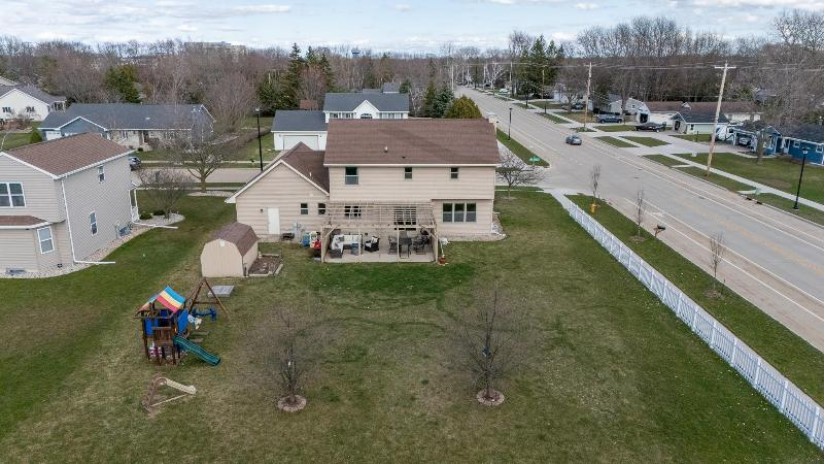 795 Fox Fire Drive Oshkosh, WI 54904 by Roots Real Estate LLC - dave@rootsrealestatellc.com $409,900
