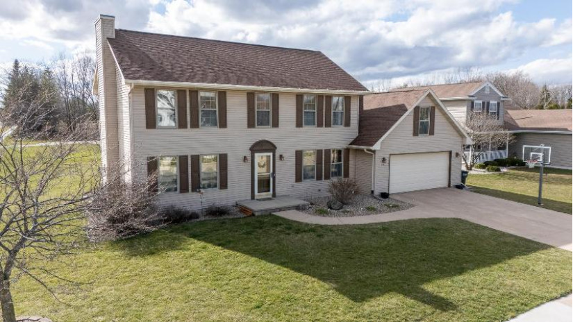 795 Fox Fire Drive Oshkosh, WI 54904 by Roots Real Estate LLC - dave@rootsrealestatellc.com $409,900