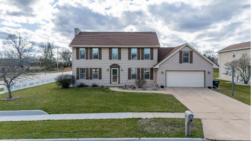 795 Fox Fire Drive Oshkosh, WI 54904 by Roots Real Estate LLC - dave@rootsrealestatellc.com $409,900