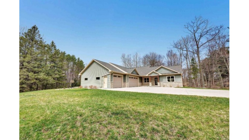 4925 Pine Lane Suamico, WI 54313 by Shorewest Realtors $650,000