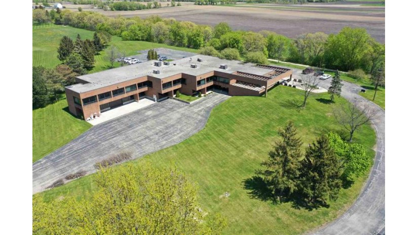 820 N Main St Juneau, WI 53039 by Re/Max Grand - Off: 608-356-4100 $1,450,000