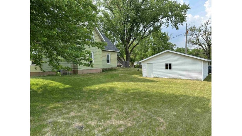 116 E Ormsby Street Oxford, WI 53952 by Never Settle Realty Llc $210,000