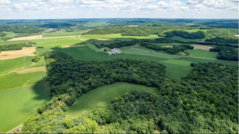 80 M/L AC Fesenfeld Road Black Earth, WI 53515 by Peoples Company $1,200,000