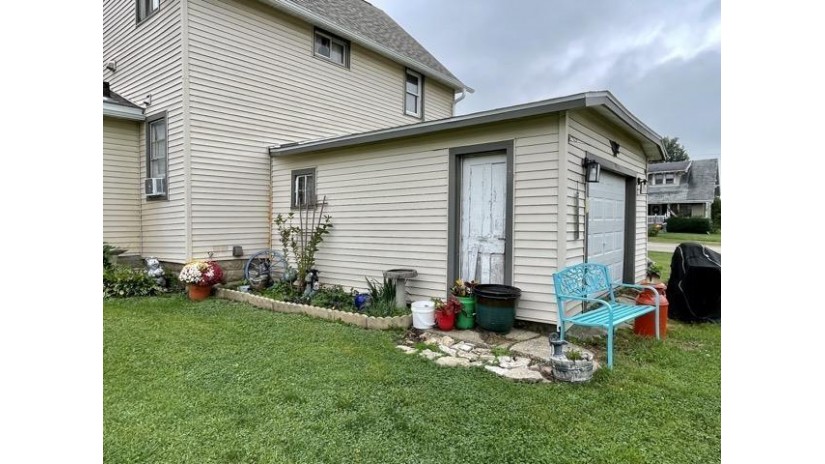 725 Garfield Street Fennimore, WI 53809 by Jon Miles Real Estate - Cell: 608-988-7400 $160,000