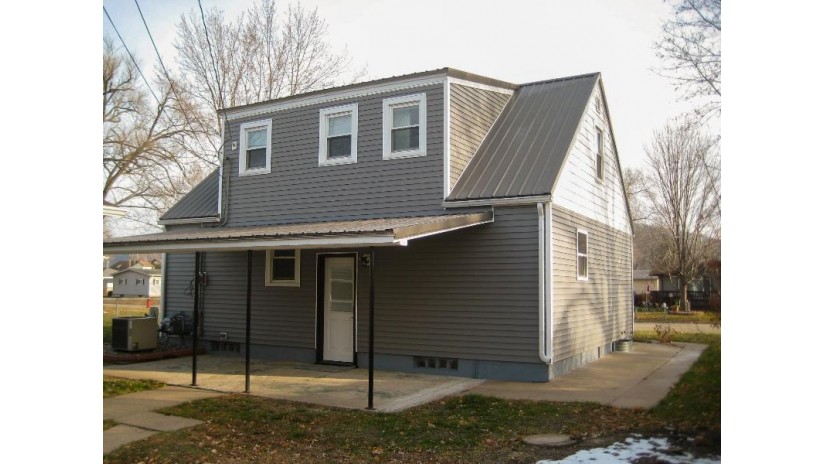 1119 S 11th Street Prairie Du Chien, WI 53821 by Jon Miles Real Estate - Cell: 608-988-7400 $239,000