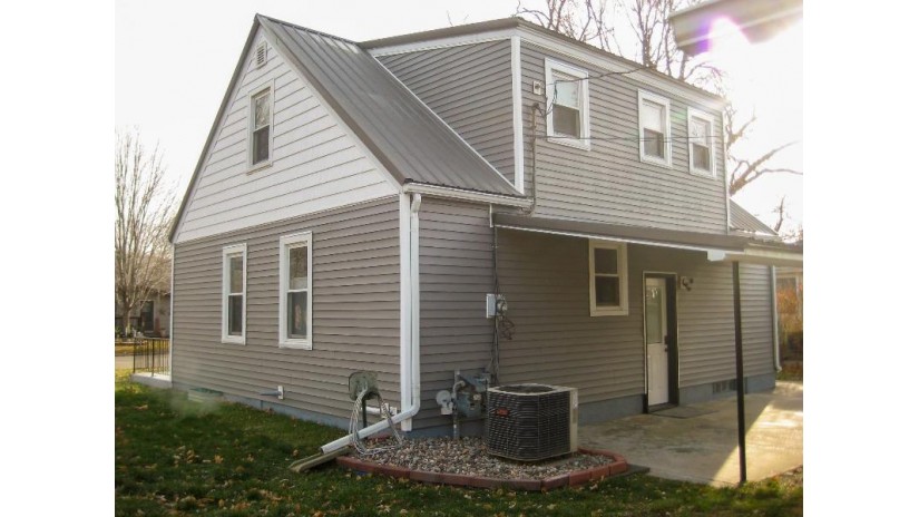 1119 S 11th Street Prairie Du Chien, WI 53821 by Jon Miles Real Estate - Cell: 608-988-7400 $239,000