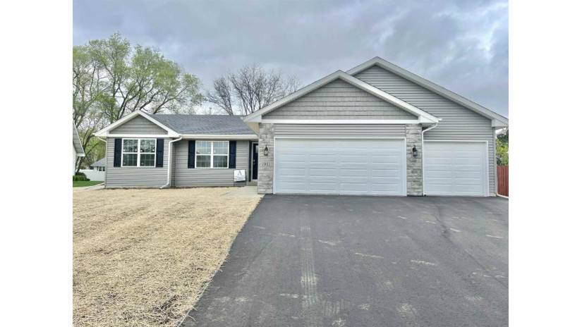 1911 St George Lane Janesville, WI 53545 by Shorewest Realtors $325,000