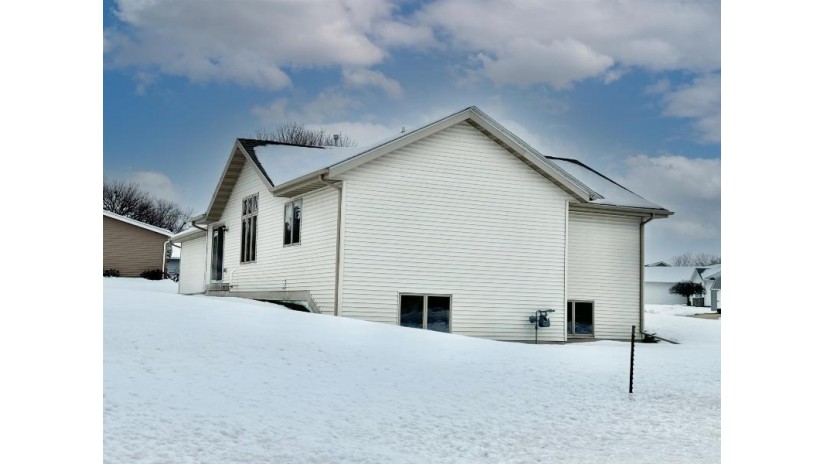 740 Fillmore Street Janesville, WI 53546 by Making Dreams Realty - Off: 608-480-8599 $324,900