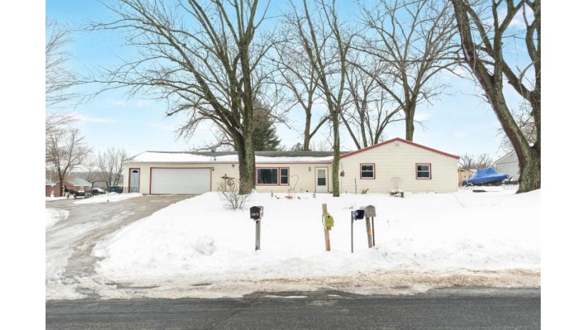 10975 N Gladys Drive W Fulton, WI 53534 by Realty Executives Premier - Pref: 608-635-5445 $199,900