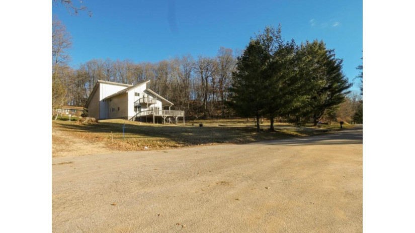 E4634 Eagle Court La Valle, WI 53941 by Jon Miles Real Estate - Cell: 608-988-7400 $254,000