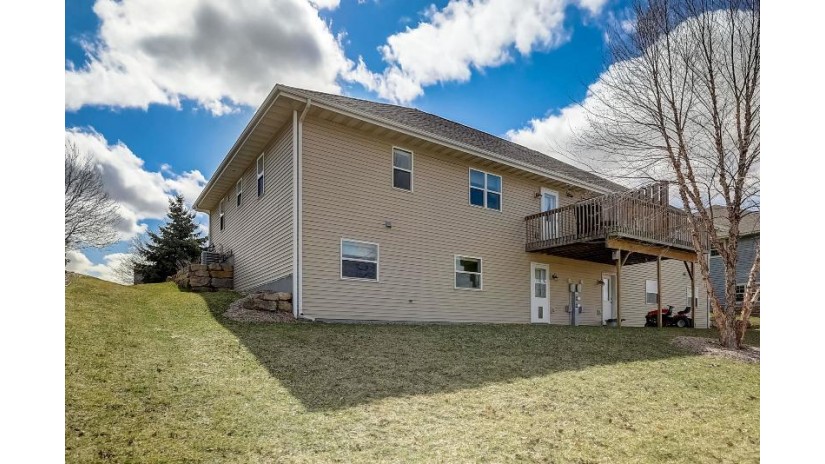 1818 Fjord Pass Mount Horeb, WI 53572 by Restaino & Associates Era Powered - Pref: 608-347-9828 $375,000