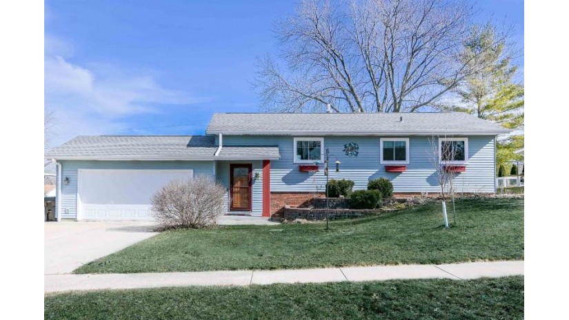 918 Hillside Drive Jefferson, WI 53549 by Re/Max Community Realty - kathyz@remax.net $339,900