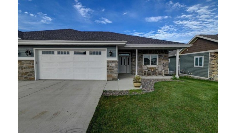 821 Vineyard Drive Cambridge, WI 53523 by Exclusive Real Estate Group, Inc. $429,000