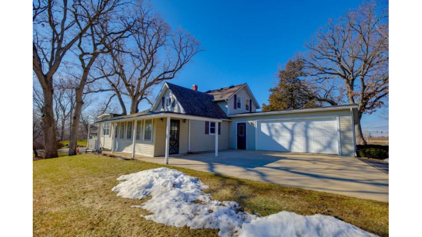 101 Oxford Lane Cambridge, WI 53523 by The Mcgrady Group, Llc $289,900