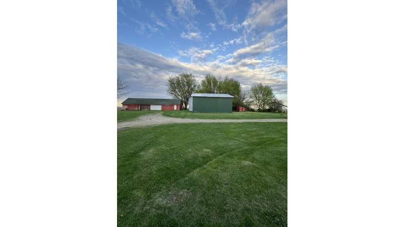 11501 E Highway 14 Bradford, WI 53505 by Homecoin.com - Off: 888-400-2513 $499,000