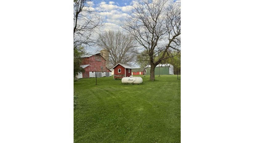 11501 E Highway 14 Bradford, WI 53505 by Homecoin.com - Off: 888-400-2513 $499,000