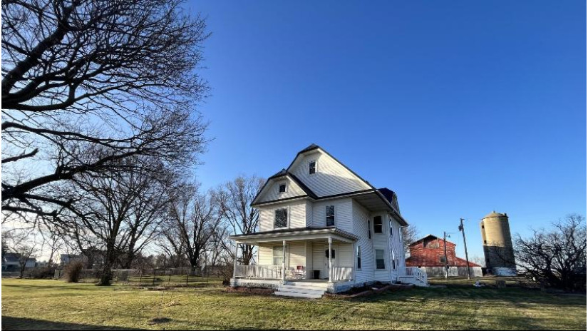 11501 E Highway 14 Bradford, WI 53505 by Homecoin.com - Off: 888-400-2513 $499,000