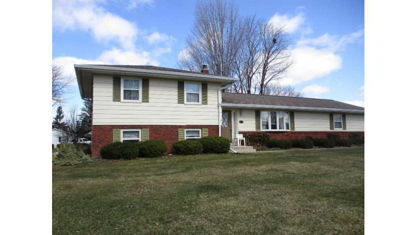 120 Cherokee Road Beaver Dam, WI 53916 by Century 21 Affiliated - Cell: 920-210-1026 $295,000