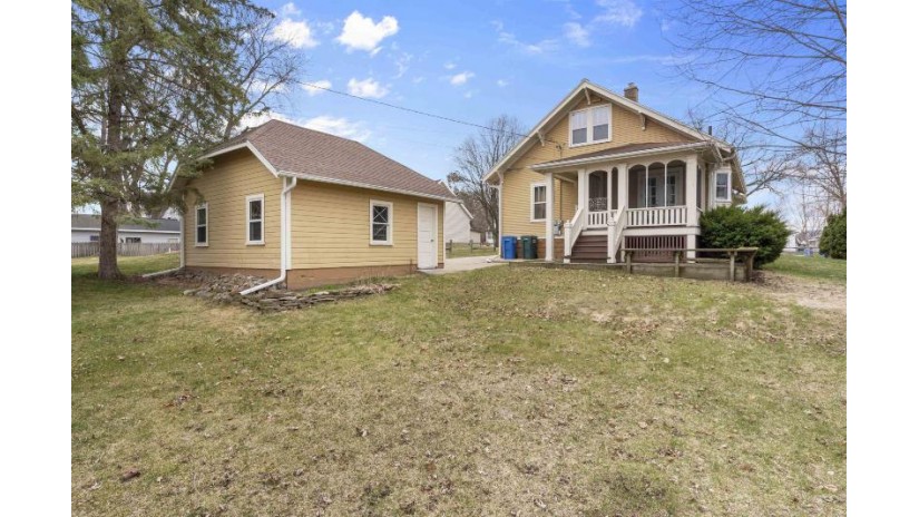 611 Mound Street Baraboo, WI 53913 by Mhb Real Estate - Offic: 608-709-9886 $349,900