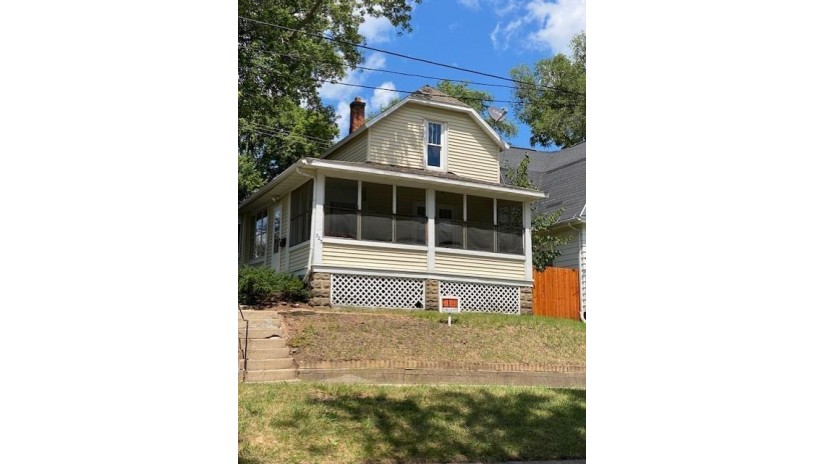 323 W Edgewater Street Portage, WI 53901 by Century 21 Affiliated - Cell: 608-576-7253 $174,900