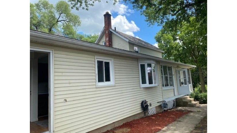 323 W Edgewater Street Portage, WI 53901 by Century 21 Affiliated - Cell: 608-576-7253 $174,900