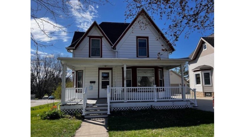 329 N Main Street Juneau, WI 53039 by Mandi Saucerman Real Estate - Pref: 920-887-1700 $175,000