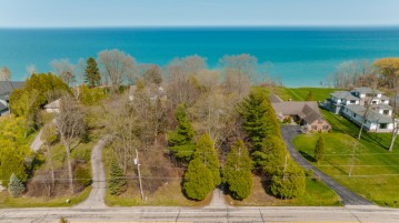 12360 N Lake Shore Dr, Mequon, WI 53092-3354