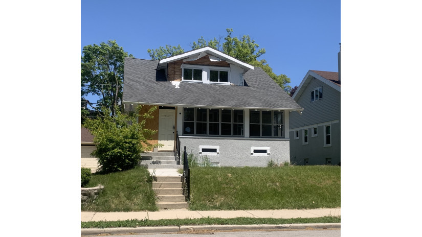 3026 S Superior St Milwaukee, WI 53207 by Shorewest Realtors $319,000