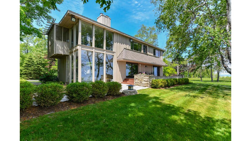 10804 N Lake View Rd Mequon, WI 53092 by Shorewest Realtors $1,320,000