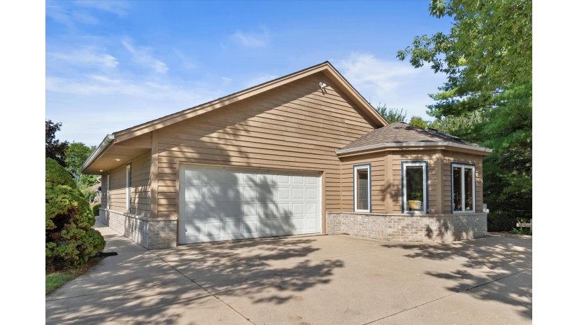 8070 S 55th St Franklin, WI 53132 by Shorewest Realtors $425,000