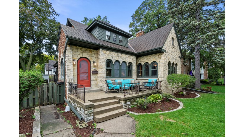 5221 N Hollywood Ave Whitefish Bay, WI 53217 by Shorewest Realtors $649,900