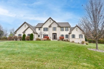 11556 N Creekside Ct, Mequon, WI 53092-4379