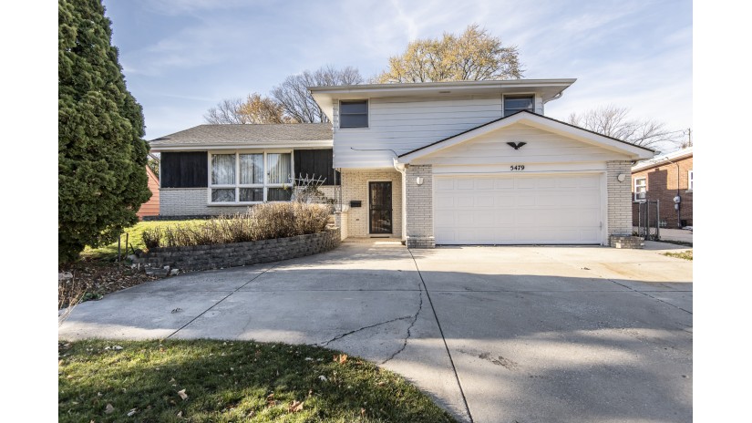 5479 N Milwaukee River Pkwy Milwaukee, WI 53209 by Shorewest Realtors $264,900