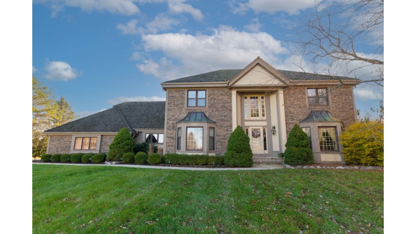 2715 W Country Club Dr Mequon, WI 53092 by Shorewest Realtors $999,900