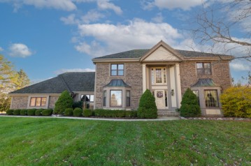 2715 W Country Club Dr, Mequon, WI 53092-5194