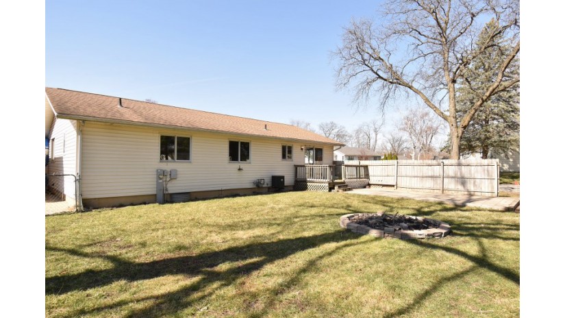 W1059 Pell Lake Dr Bloomfield, WI 53128 by Shorewest Realtors $313,000